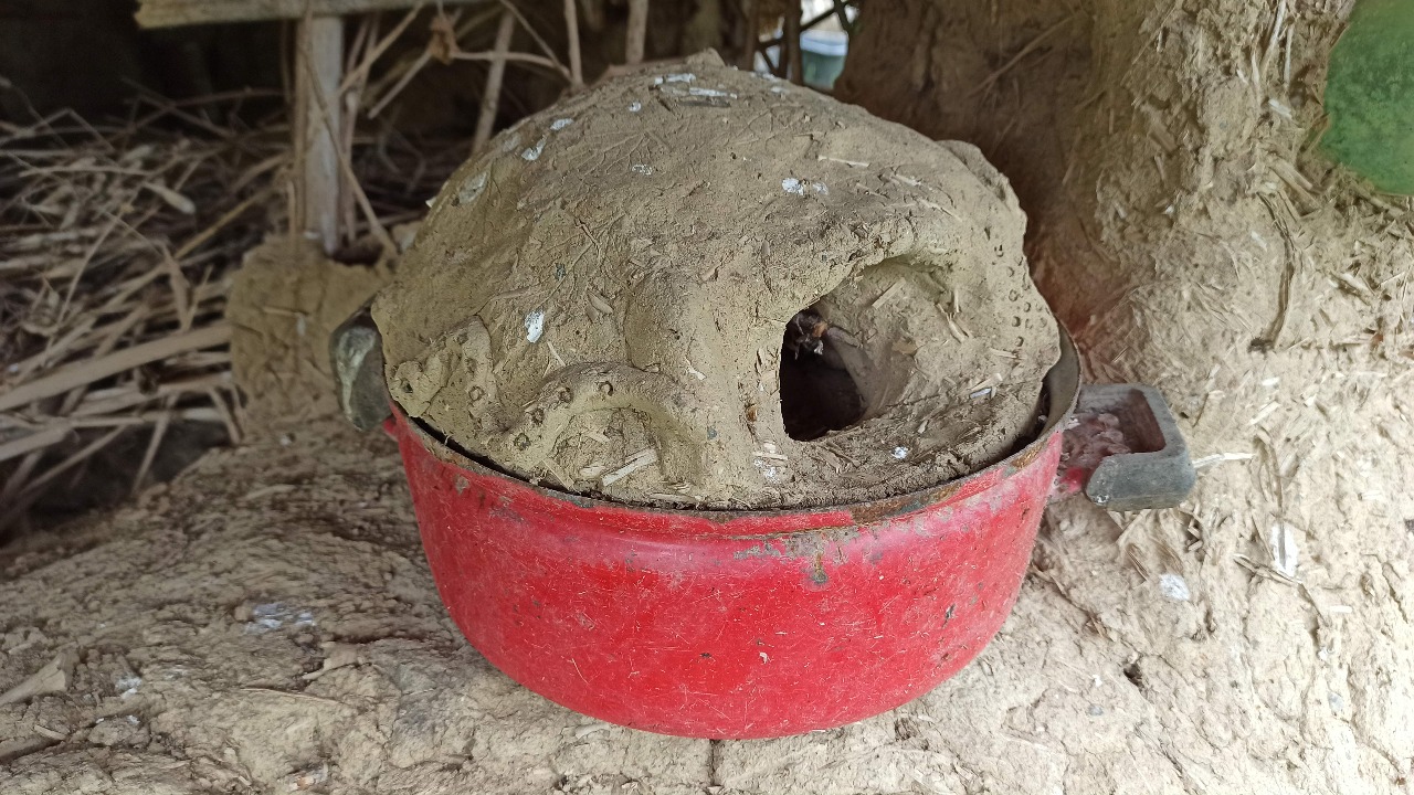 Na fotce si všimněte, že odstín jílu je u modelu a skutečné chýše stejný.