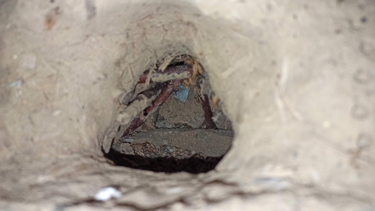 Na fotce si všimněte, že uvnitř modelu jsem vytvořil konstrukci z klacíků a malé skleněné okénko na konci.